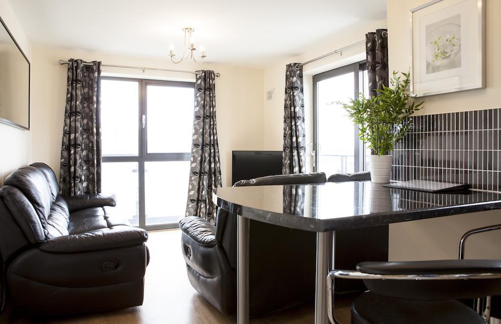 Cheltenham Plaza Apartments Ashchurch Room photo